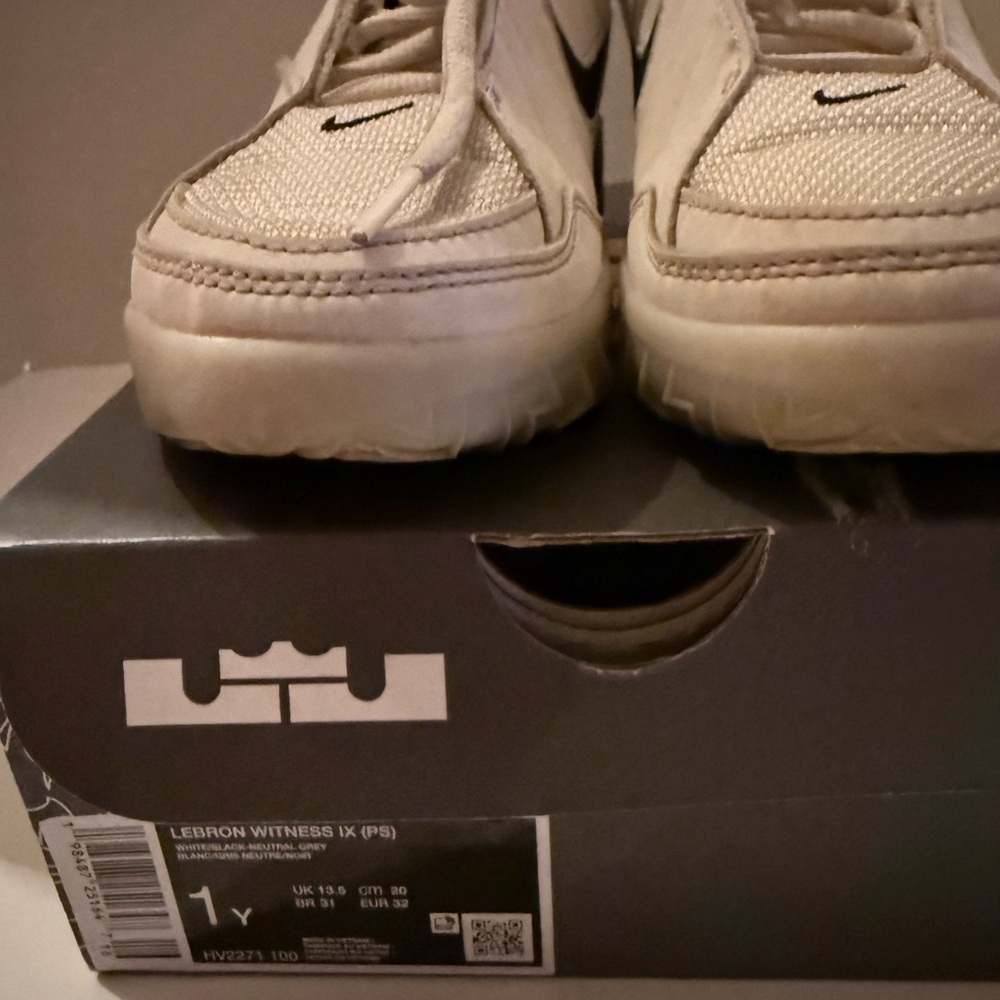 Nike Lebron Witness IX(PS)  White/Black/Gray Youth Sneakers 1Y